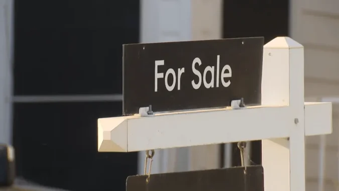 North Texas Mortgage Rates Climb Above 7 Percent as Fort Worth and Dallas Realtors Say Higher Borrowing Costs Could Ease Competition for Buyers A North Texas home for sale sign with real estate listings in the background