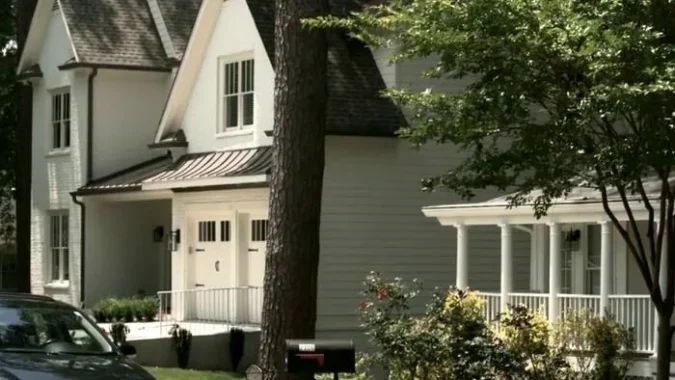 Mortgage Rates Hit 7.49 Percent as Detroit Buyers, Sellers and Renters Face Tight Housing Costs and Thin Inventory Across Southeastern Michigan Homes in a residential neighborhood as mortgage rates rise and housing costs stay high